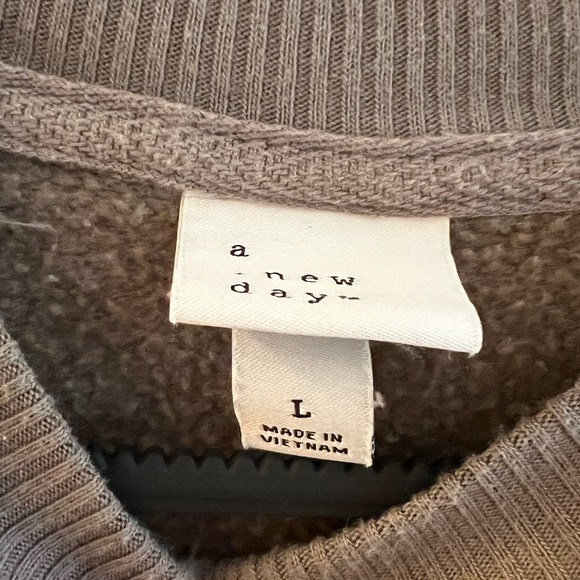 Cropped Crewneck - Picture 2 of 2